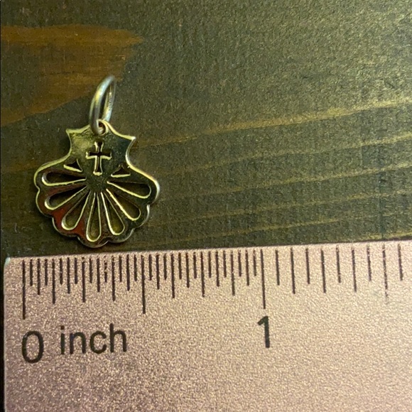 SOLD Retired 14K yellow gold shell charm - Picture 3 of 3